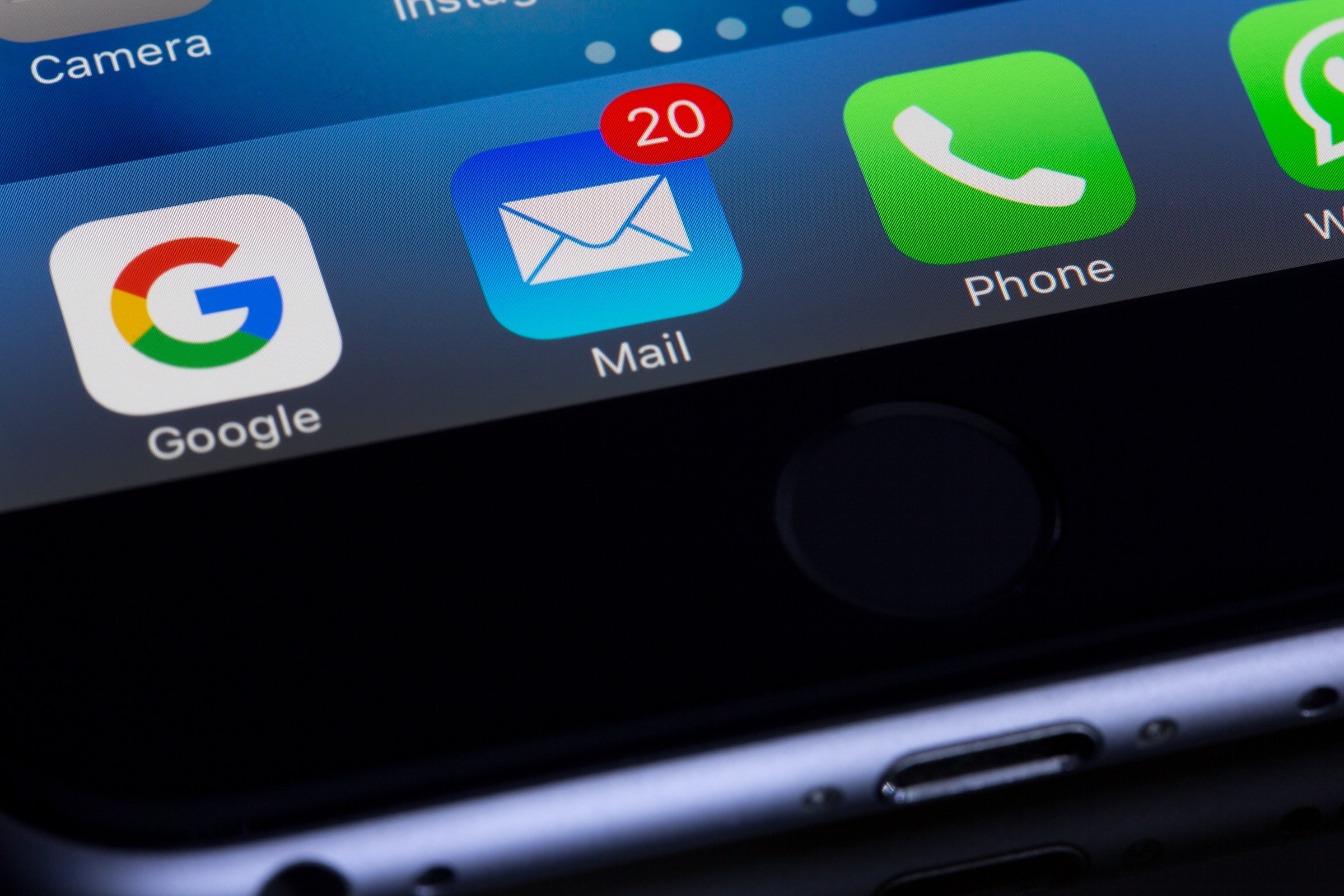 Email on screen - Photo by Torsten Dettlaff from Pexels