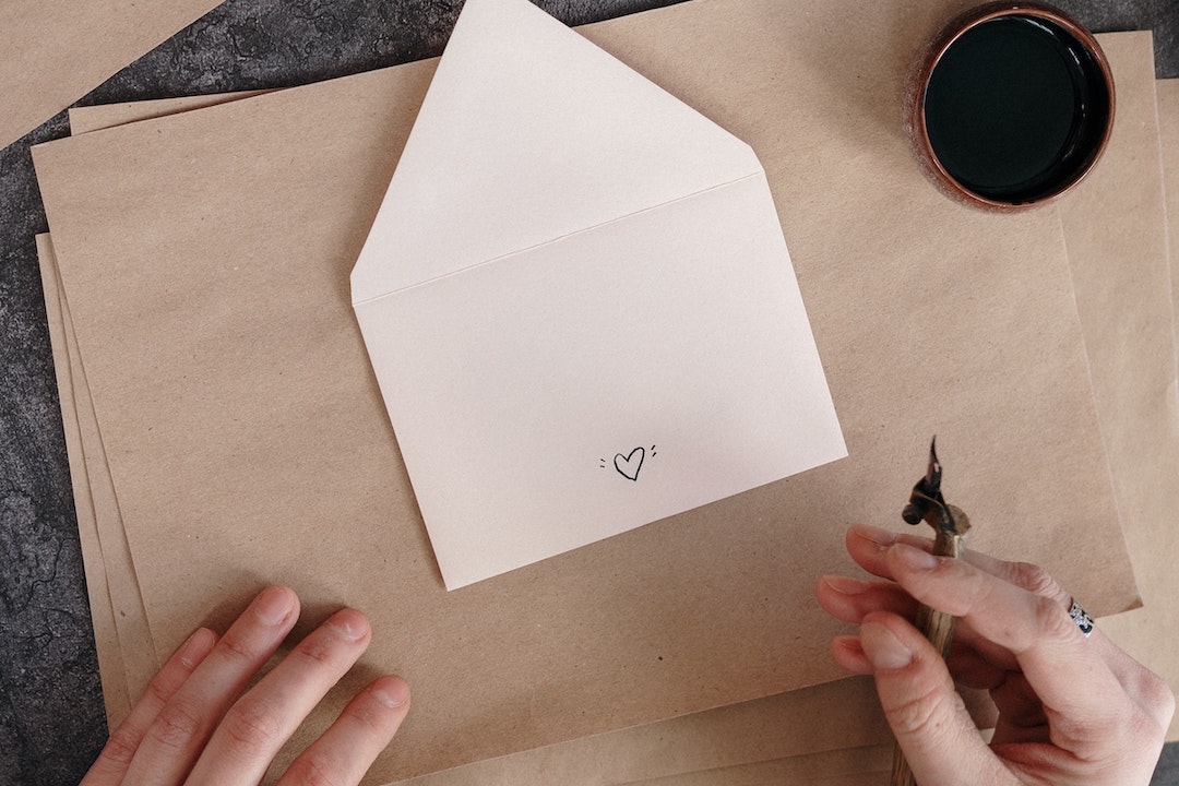 Enveloppe with hands - Photo by Cottonbro - Pexels.com