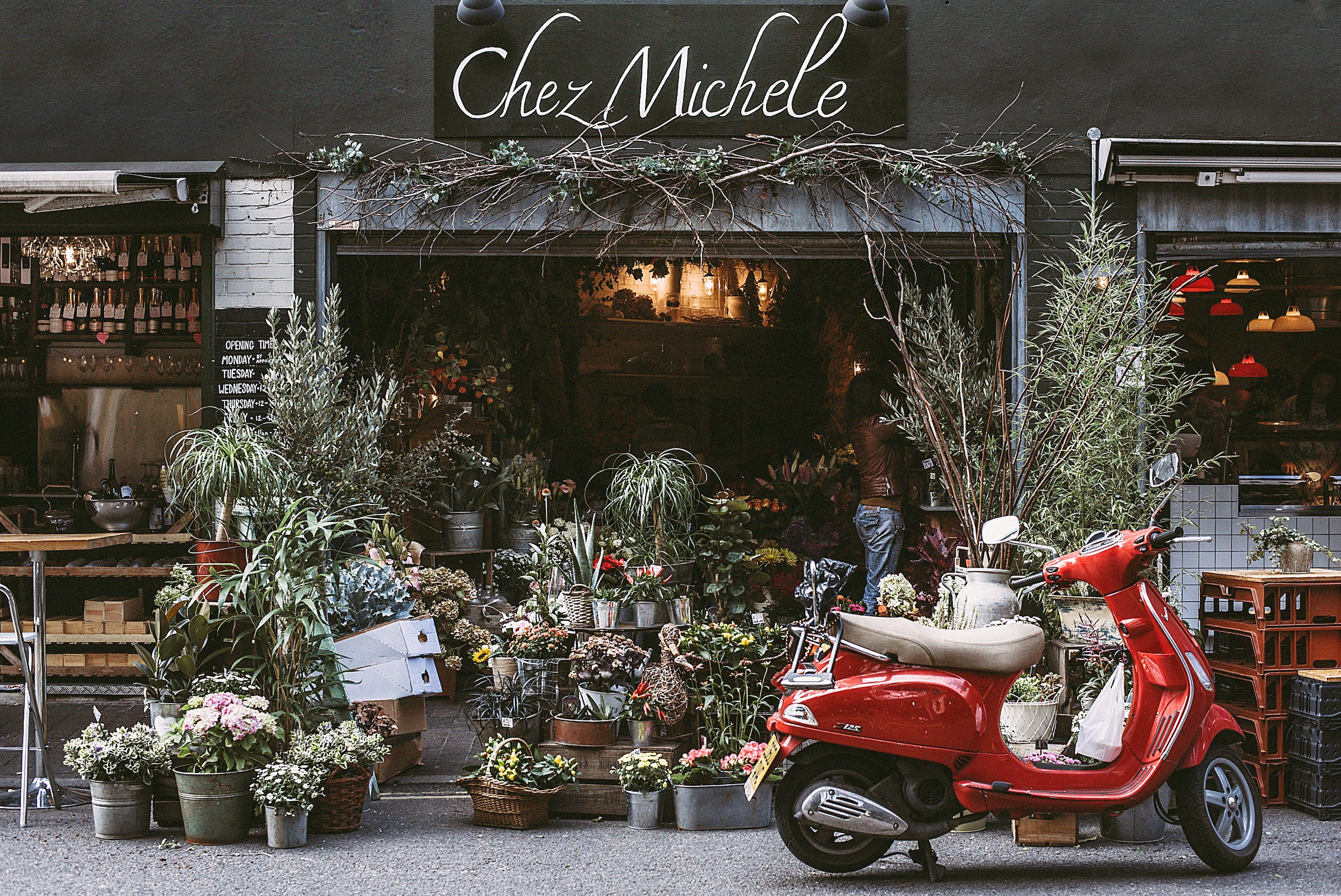 Scooter in front of a florist shop during holidays - Photo by Daria Shevtsova from Pexels