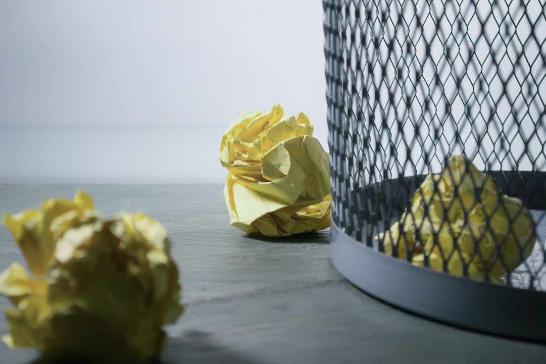 Garbage bin with papers - Photo Steve Johnson on Pexels