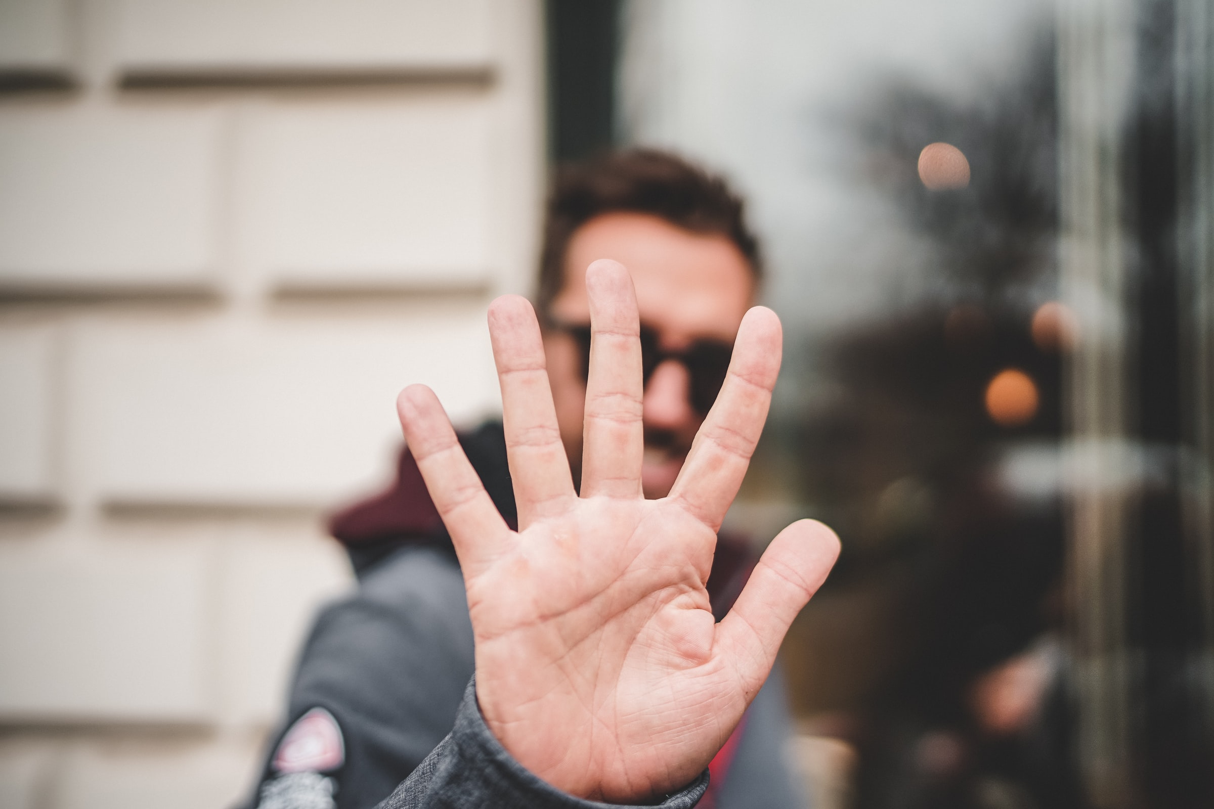 5 reasons you're not getting response from your email list - man showing his hand with 5 fingers