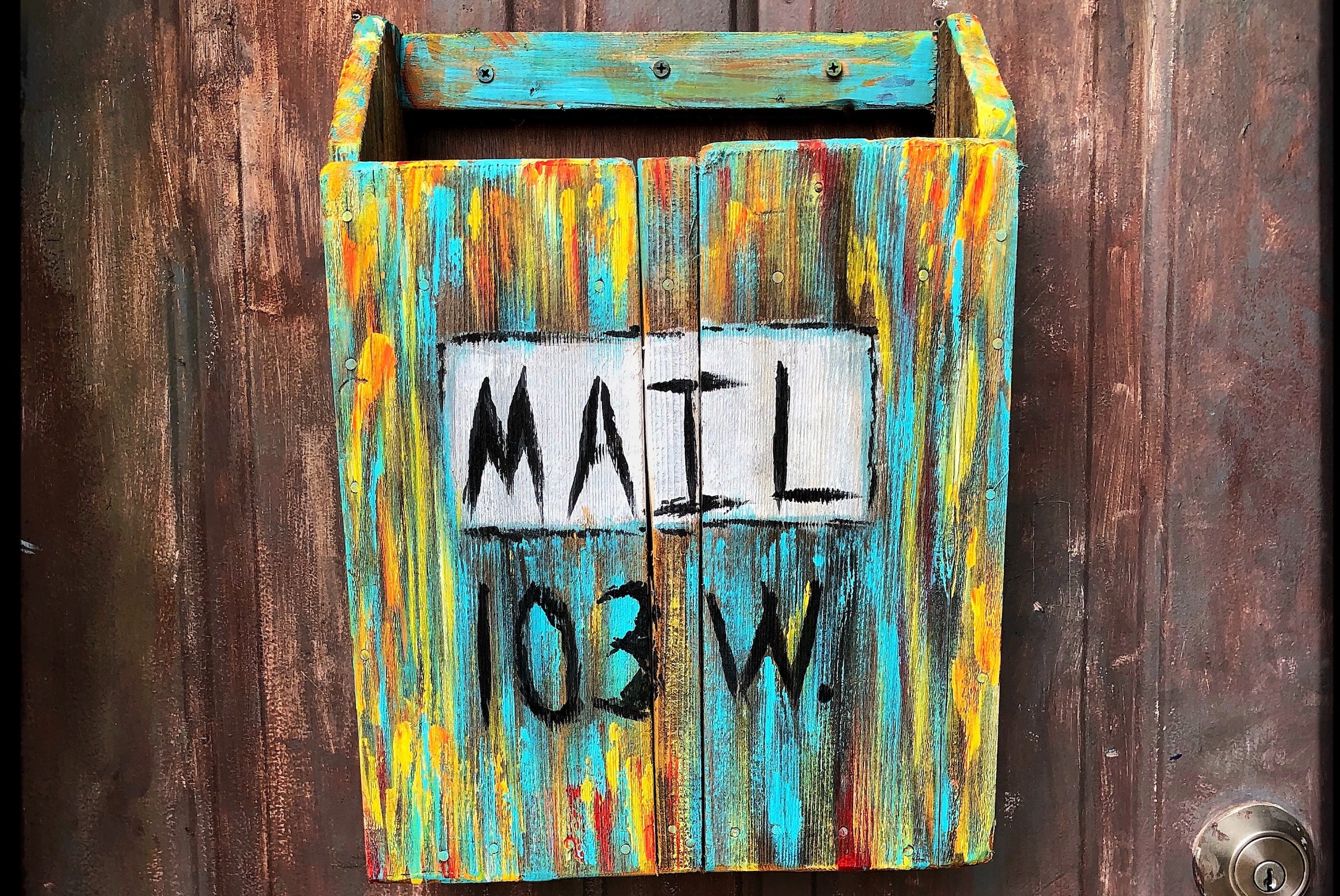 Colored maibox on a door - Photo Carlos J. Cuadros - Pexels