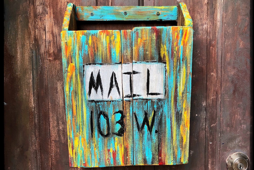 Colored maibox on a door - Photo Carlos J. Cuadros - Pexels