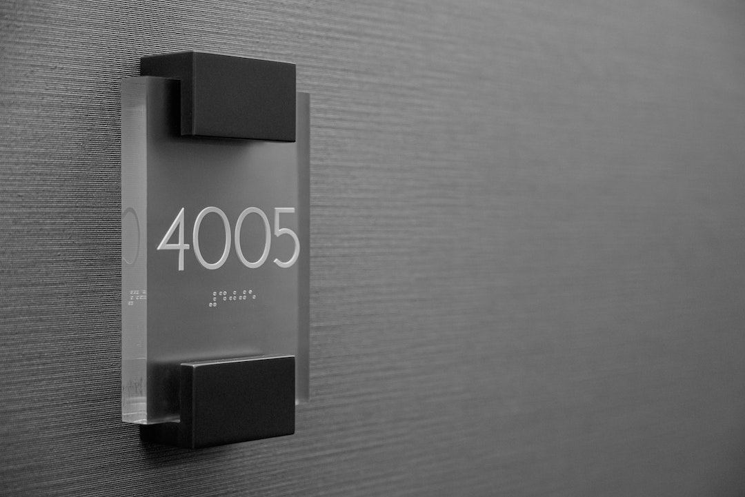 Physical address sign - address tag in emails - Photo Brett Sayles Pexels