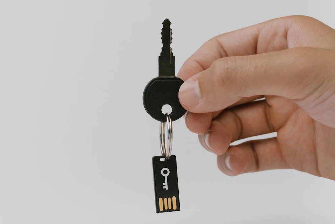 Photo of an USB key linked to a key - Photo Cottonbro at Pexels
