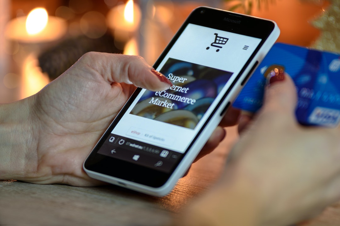 A thumb on an e-commerce website on a phone - convincing sales emails
