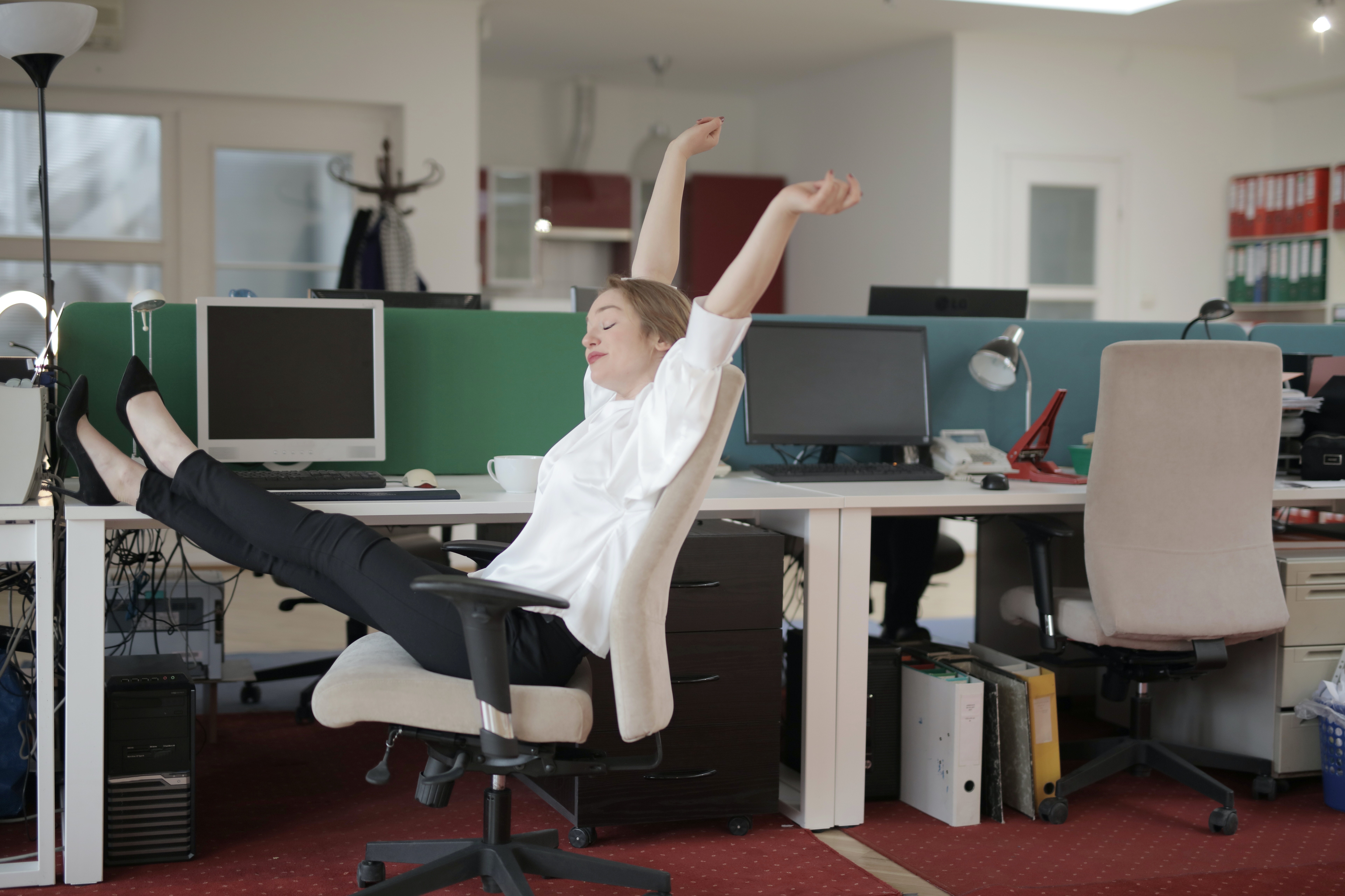 Woman relaxing infront of a computer - Photo by Andrea Piquadio - Pexels