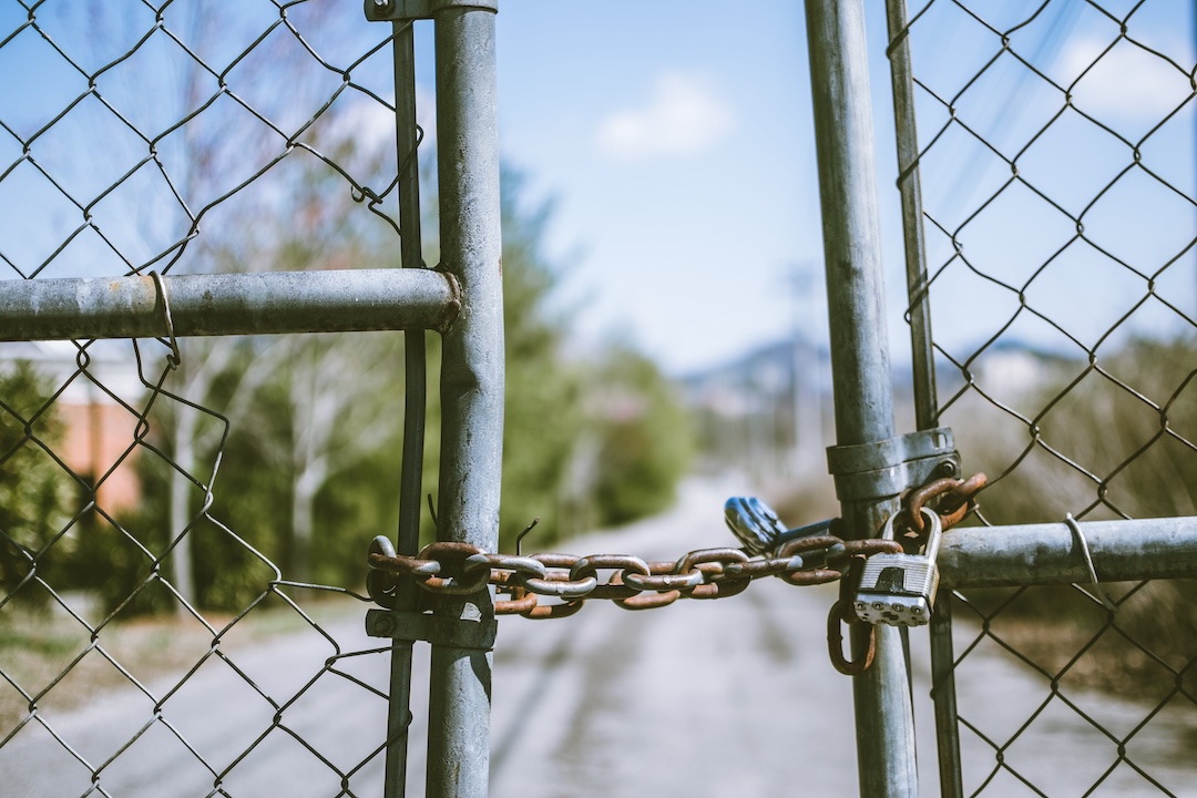 Gate closed - Photo by Travis Saylor Pexels