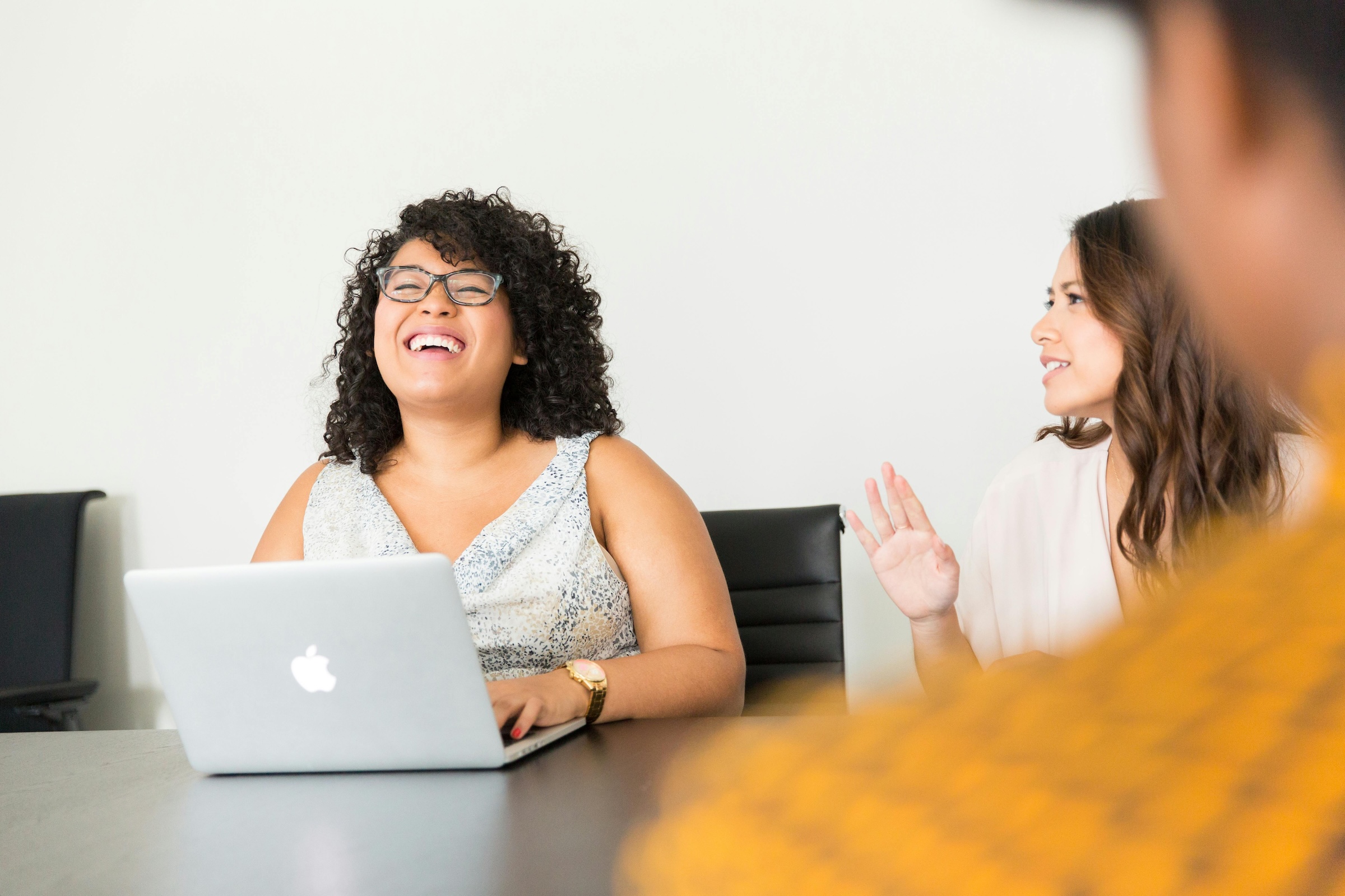 Woman happy infront of a computer - Photo Christina Morillo - Pexels